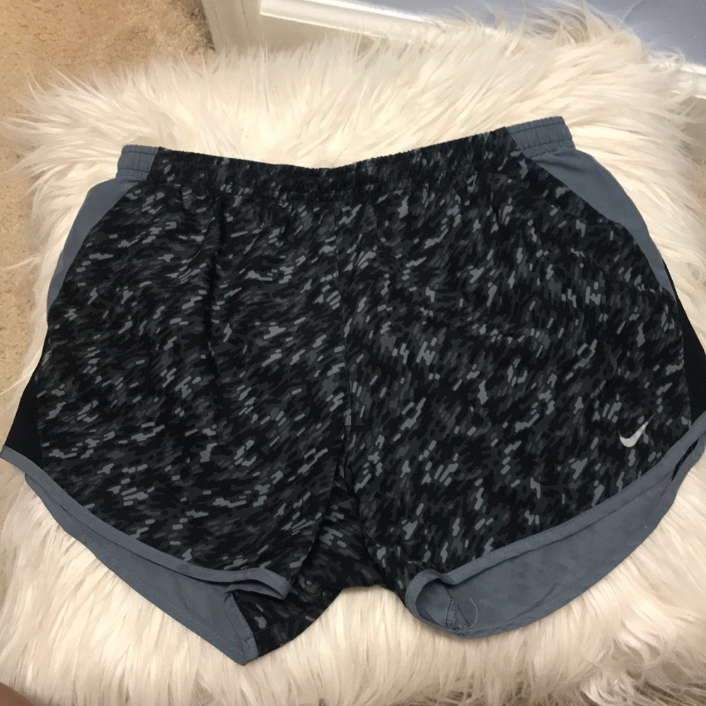 PATTERNED NIKE SHORTS GREY AND BLACK